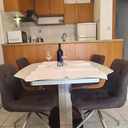 Apartament 3 *